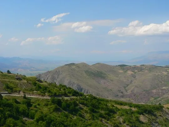 Panorama verso Korçe con gli immancabili bunker