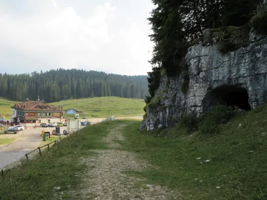 Il rifugio e il parcheggio