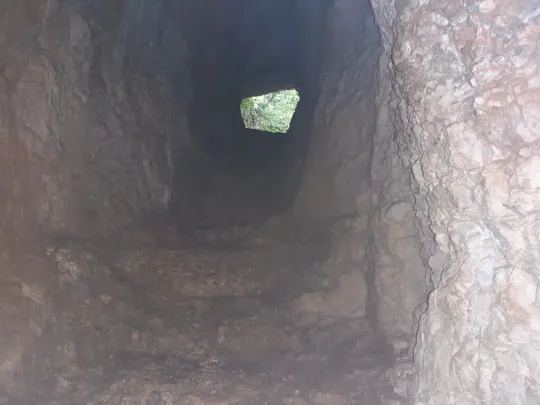 L'ingresso visto dal fondo della grotta