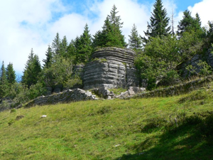 Monte Castelgomberto - postazioni ricavate nella roccia