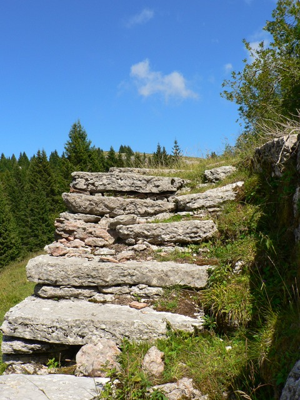 Monte Castelgomberto - postazioni ricavate nella roccia
