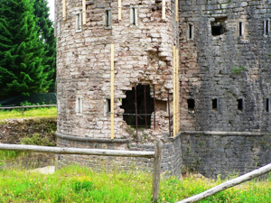 Forte Interrotto - dettaglio di una torre
