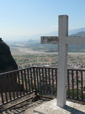 Meteora - Croce e panorama su Kalampaka