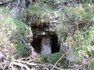 Monte Zingarella - grotta tra i baraccamenti