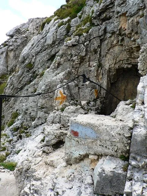 Monte Ortigara - Sentiero di ritorno attraverso una trincea e galleria Austriaca