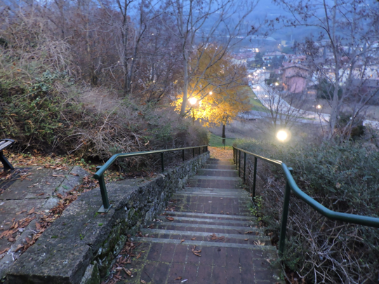 La scalinata verso il parco