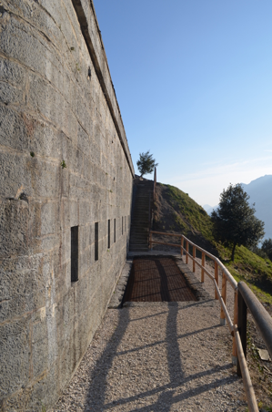 il lato che guarda verso Riva del Garda