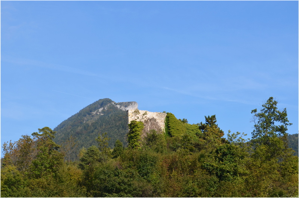 Il castello e sullo sfondo il Monte Biaena