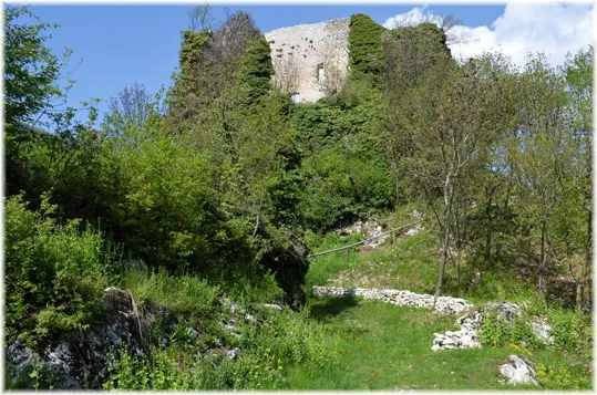 Il primo cortile interno del castello