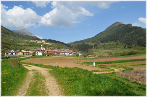 Il paese di Pannone, con a sinistra il Monte Stivo e a destra il Monte Biaena