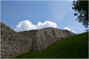 Le mura di Castel Nomi
