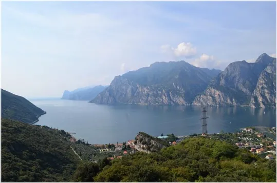 Vista del lago di Garda dal Castel Penede