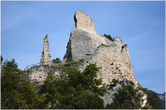 Castel Penede sullo sperone roccioso