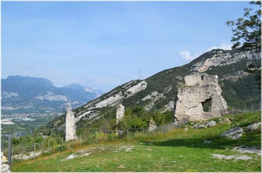le mura restaurate di Castel Penede