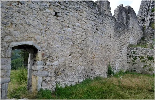 porte e passaggi di Castel Penede