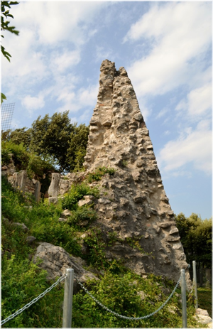 le mura restaurate di Castel Penede
