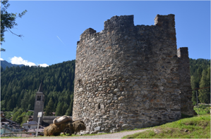 La torre semi circolare del Castello di Ossana