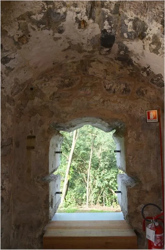 l'unica finestra su questo lato del forte