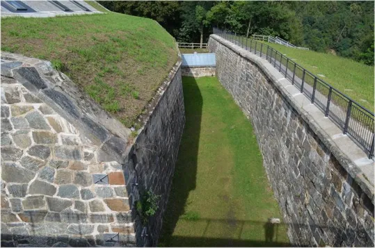 Forte Colle de le Benne - il fossato visto dall'alto