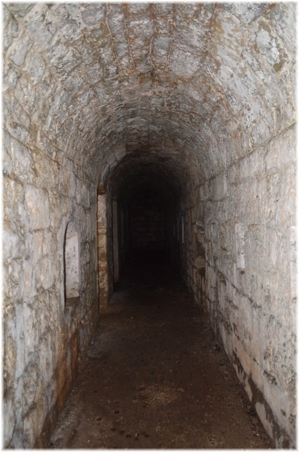 forte Doss Fornas - Il lungo corridoio visto dalle latrine