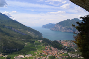 Le pendici del Monte Altissimo, il paese di Nago e il lago di Garda