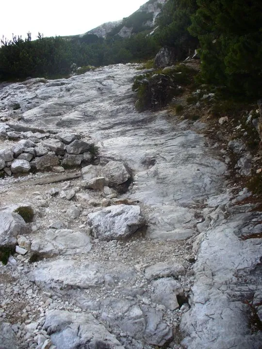 Locatelli - Sentiero su lastrone di roccia
