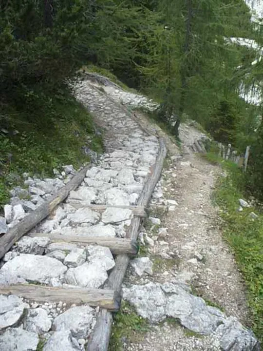Locatelli - Sentiero rinforzato da traversine in legno e massi
