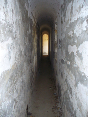 Forte Bazzera - Corridoio che circonda i depositi