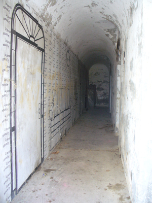 Forte Bazzera - Corridoio che circonda i depositi
