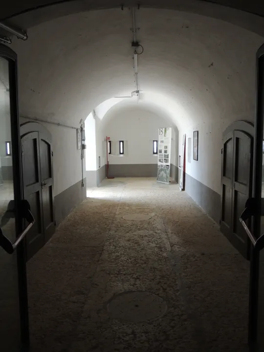 L'interno della caponiera d'ingresso, notare sul pavimento le botole delle cisterne