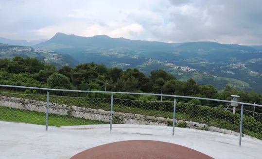 Veduta a Nord con il Corno d'Aquilio, Corno Mozzo, Monte Cornetto, Monte Scriccio e Monte  Tomba