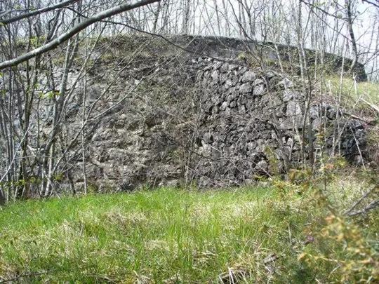 Forte Cornolò - Scarpata in muratura a Est
