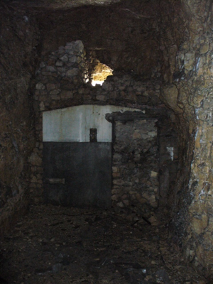 Forte Cornolò - Uno degli sbocchi laterali del corridoio