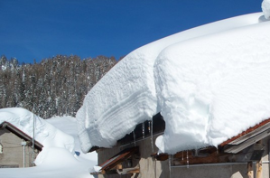 Malga Grava - Cumuli di neve sui tetti