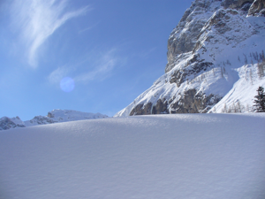 Malga Grava - Alti cumuli di neve quasi nascondono il Moiazza