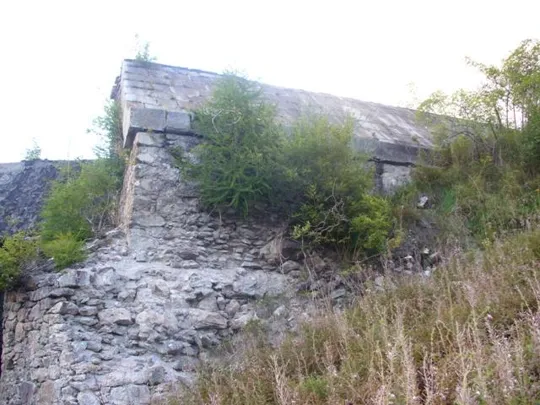 Werk Mitterberg- Vista del fronte dell'artiglieria dal fossato