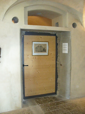 Museo delle Nuvole - porta e relativi fori d