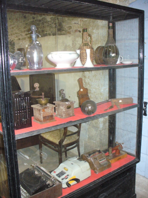Museo Gazzera - Bottiglie, vasi, macinini da caffè e antiche calcolatrici