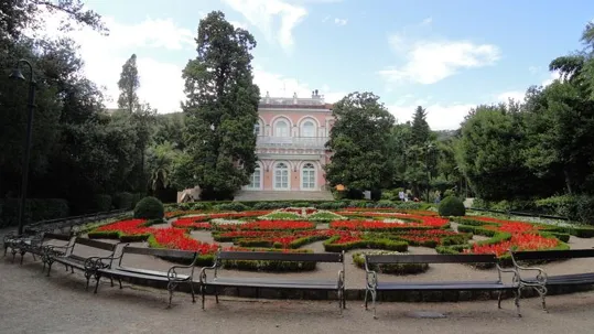 - Opatija - L'aiuola e sullo sfondo la Villa Angiolina