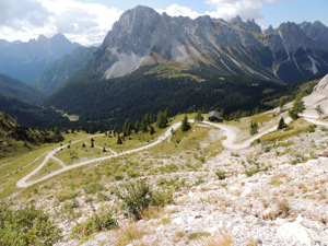 Vista sulla strada che sale al rifugio, il monte Lastroni e a sinistra la bella Val Sesis