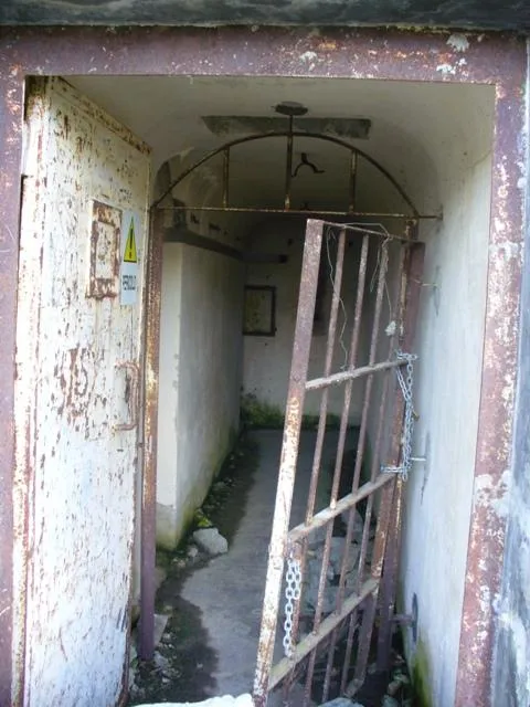 - Passo Monte Croce di Comelico - Il cancello d'ingresso oltre la porta blindata