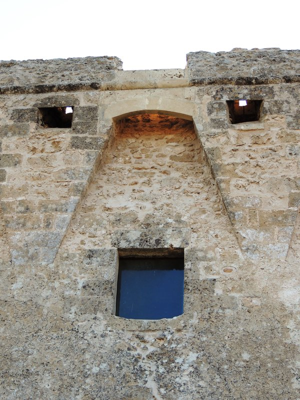 Torre Borraco - Qui é possibile notare le aperture delle archibugiere a lato della caditoia