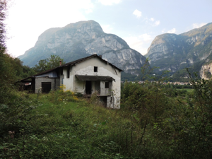 Trincerone di Grigno - la caserma vista dal lato Sud, sullo sfondo il monte Mezza