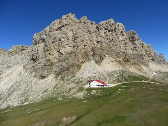 Catinaccio Antermoia: vista sul rifugio Alpe di Tires